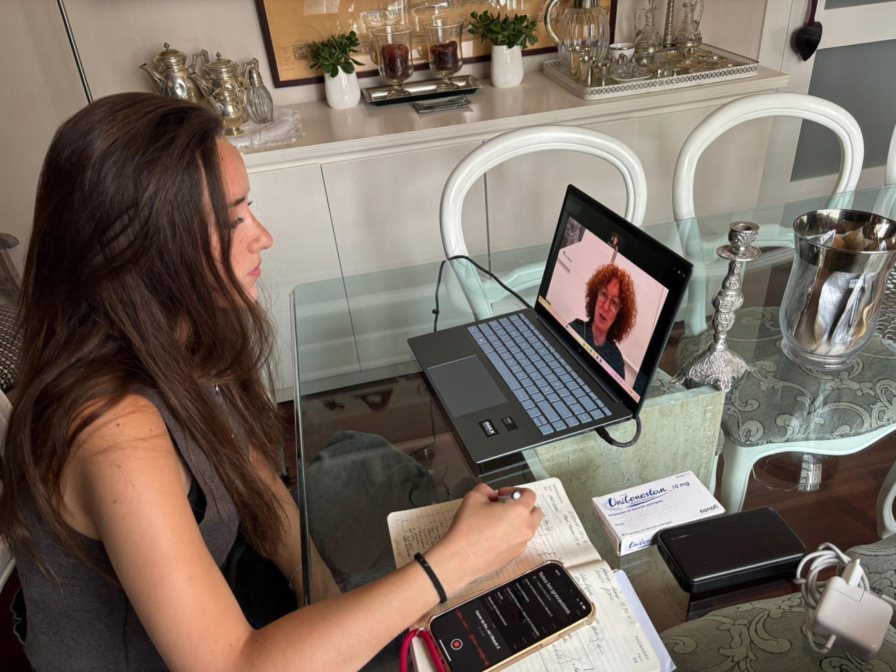 Bego Grau, autora del reportatge, fent una entrevista per videoconferència 