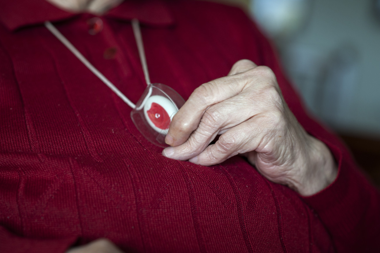 Un botó i una veu a l´altre costat poden ajudar a alleujar la soledat. Font: Diputació de Barcelona