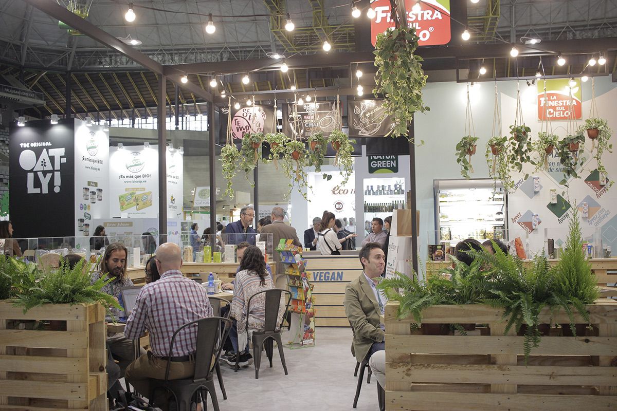 Estands plens de vida i productes orgànics que marquen el ritme de BioCultura amb una àmplia oferta sostenible