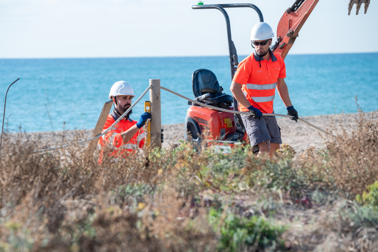 Treballador d´AMB reparant la platja. Font: AMB