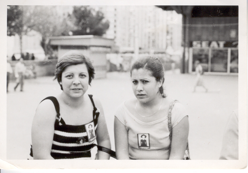 Pura Velarde amb una familiar fa 50 anys a Cornellà de la dècada dels 70