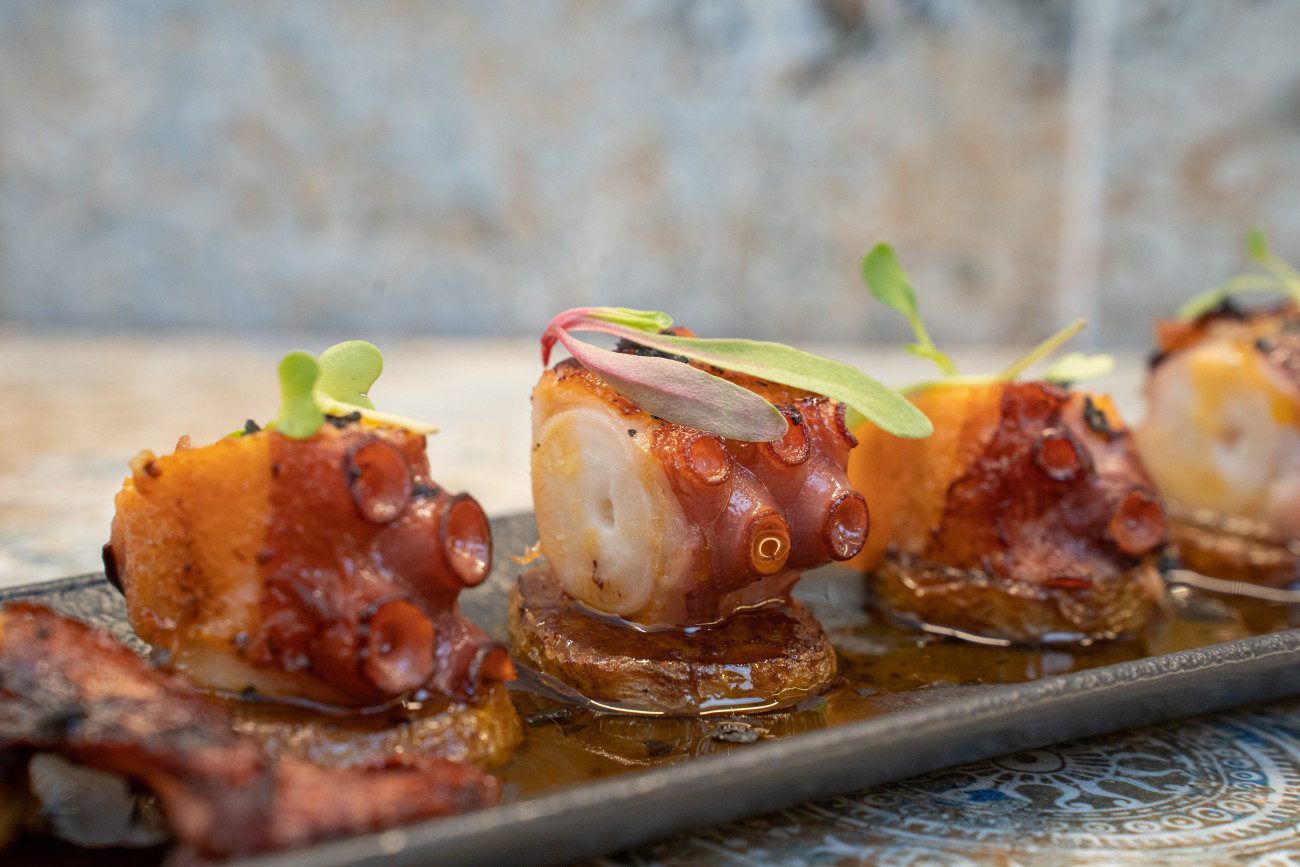 Pop a la gallega amb patata confitada, un dels plats estrella de la casa
