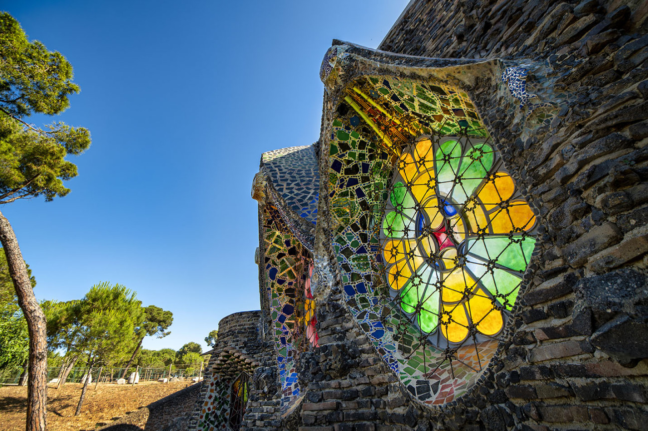 Finestral de la Cripta Güell de Gaudí. Font: Consorci de la Colònia Güell