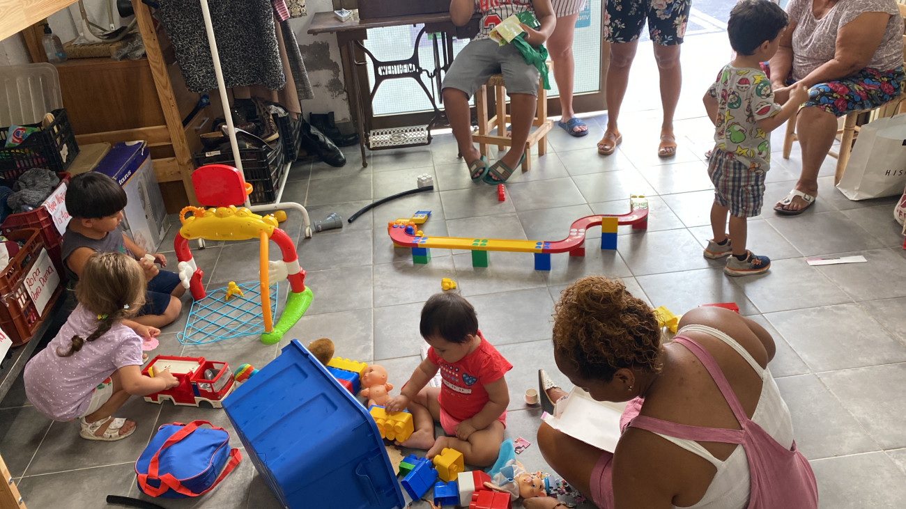  Entre joguines i rialles, una mostra de la calor humana que ofereix el barri