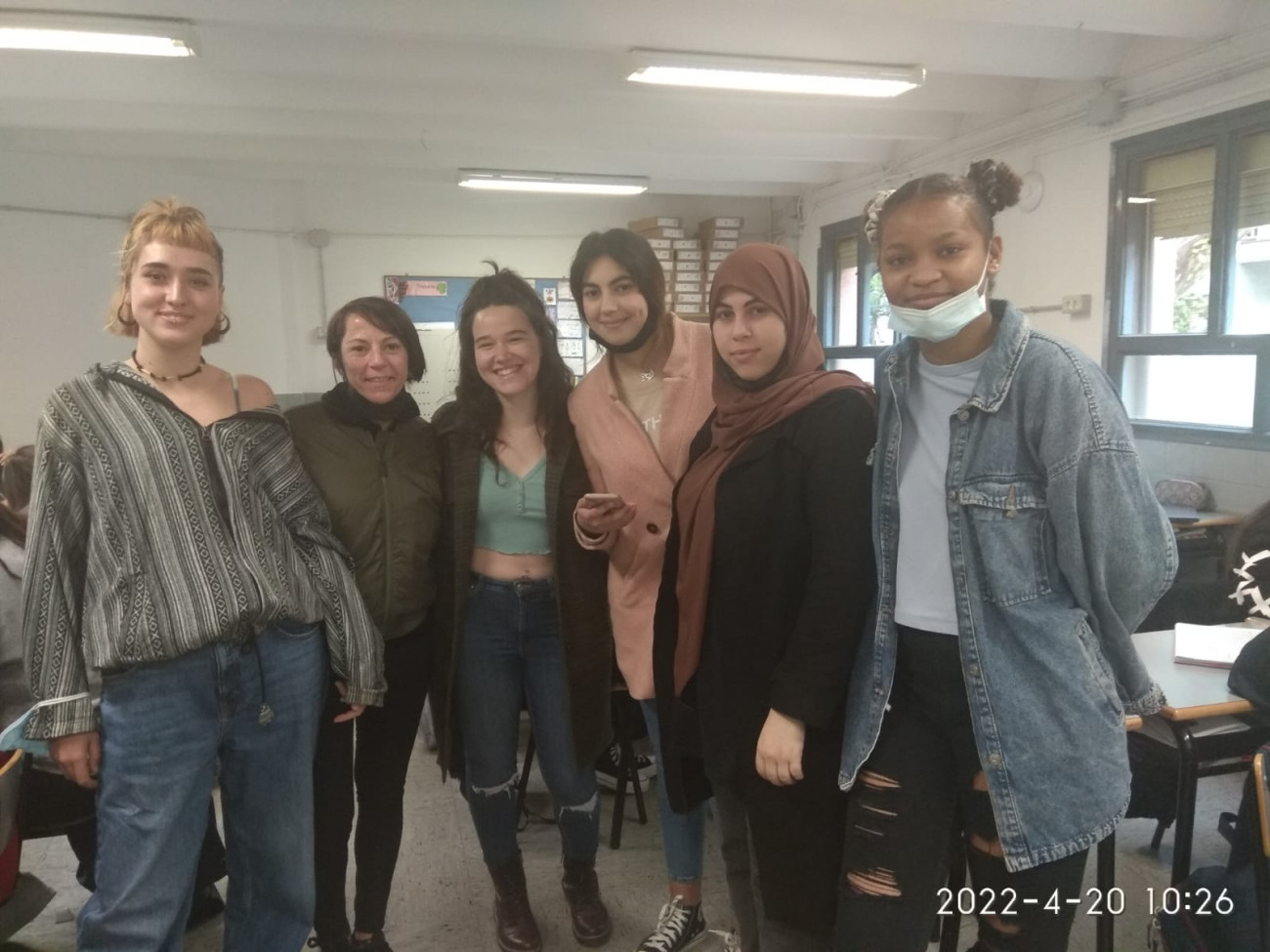 Alumnes de l´IES Vilumara que van fer l’estudi dels joves del barri amb una de les professores 