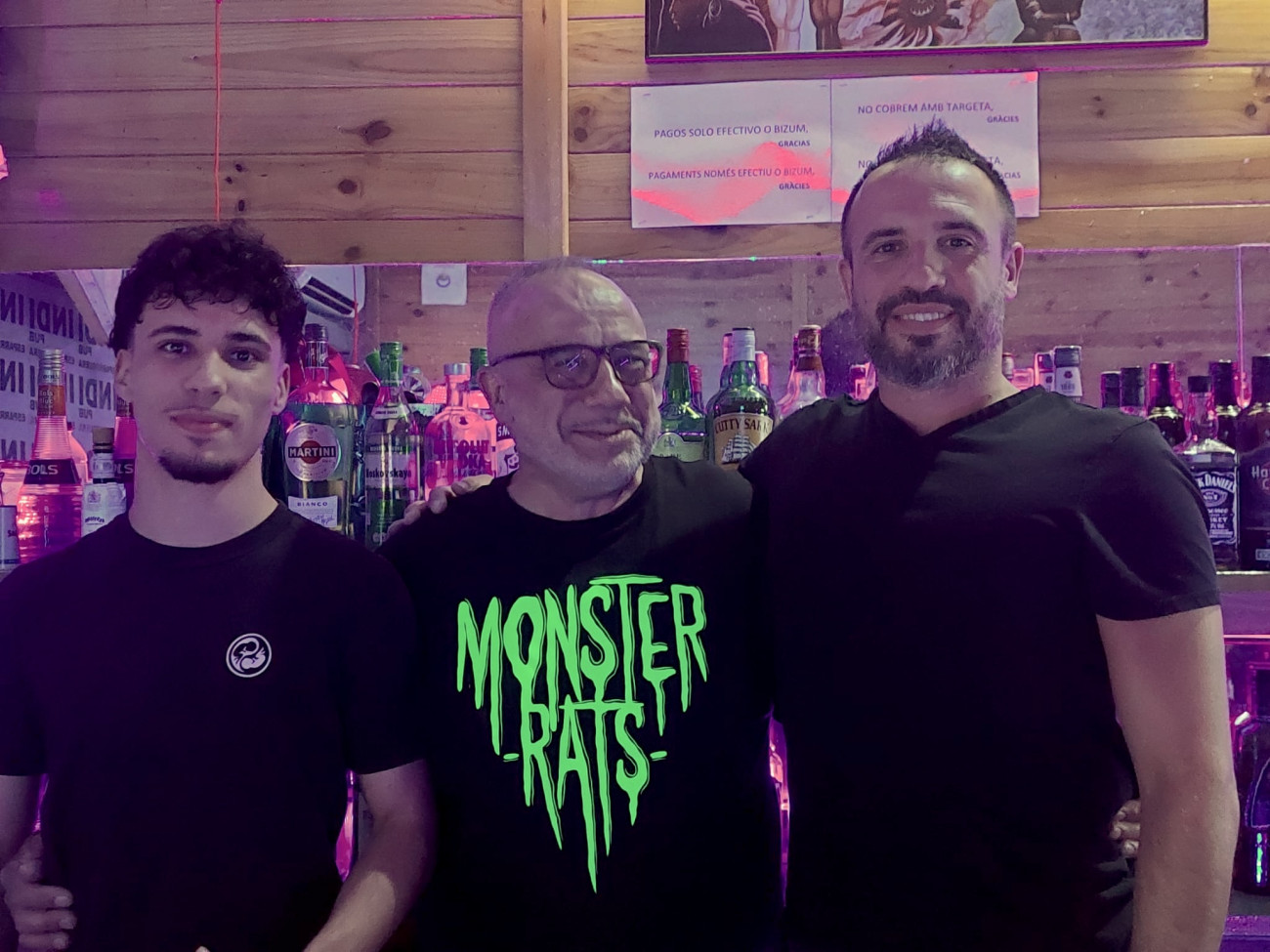 Tomàs Montserrat amb els seus fills, Lluís a l’esquerra i Tomàs a la dreta, al pub Indi Esparreguera