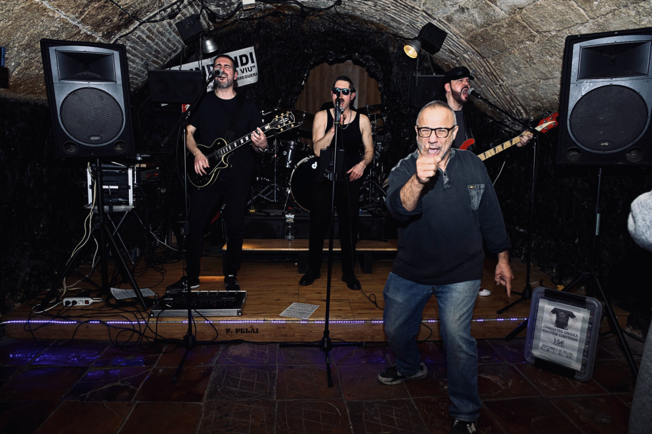 Tomàs Montserrat amb el grup musical Soul Garden a l’escenari de l’lndi Esparreguera. Font: F. Pelai