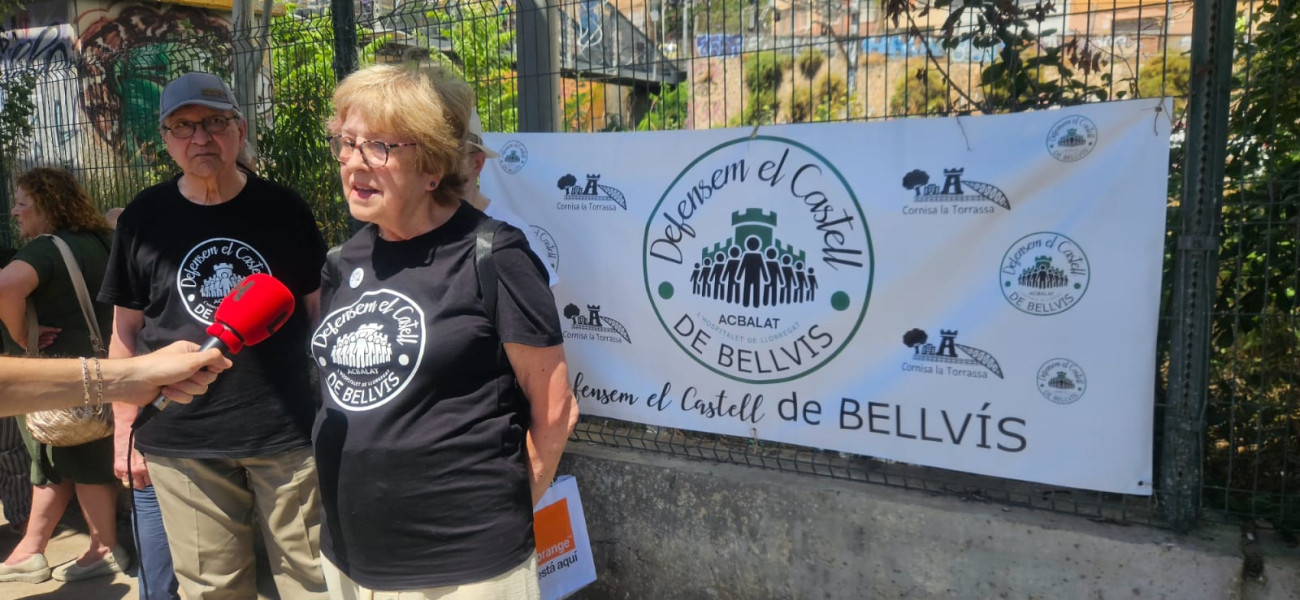 L’activitat cultural de Rimbau és intensa, no només com a presidenta del Centre d’Estudis de l’Hospitalet. A la imatge, en un acte reivindicatiu en defens del patrimoni, en concret del Castell Bellvis