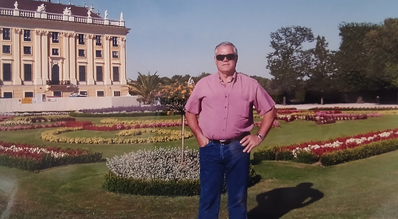 José Moreno fa 20 anys durant un viatja. Ara, no para: els dilluns assisteix a classes d’història; els dimarts, a sessions formatives universitàries; els dimecres, assaja amb una coral; i la resta de dies els reparteix entre caminades i l´hort