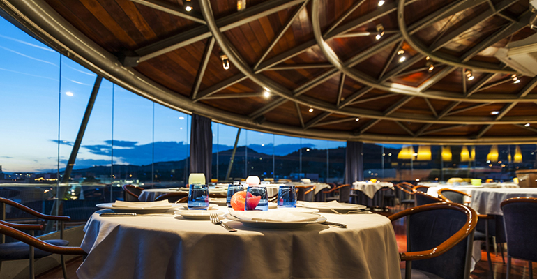 Vista des de l´interior del restaurant el Mirador de Sant Just amb vistes al municipi de Sant Just Desvern