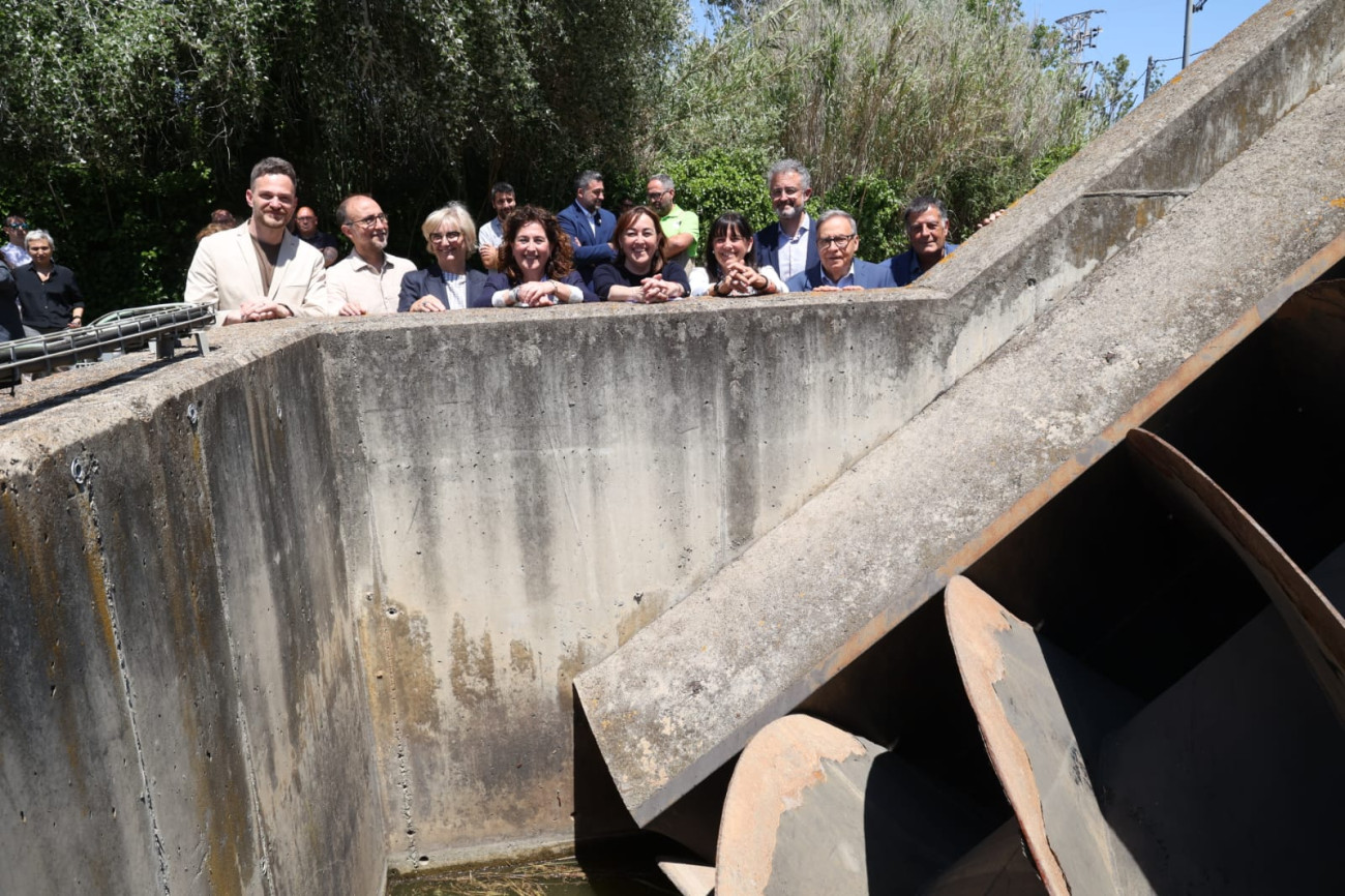 La comitiva d´autoritats i directius durant la visita a l´estany de la Murtra