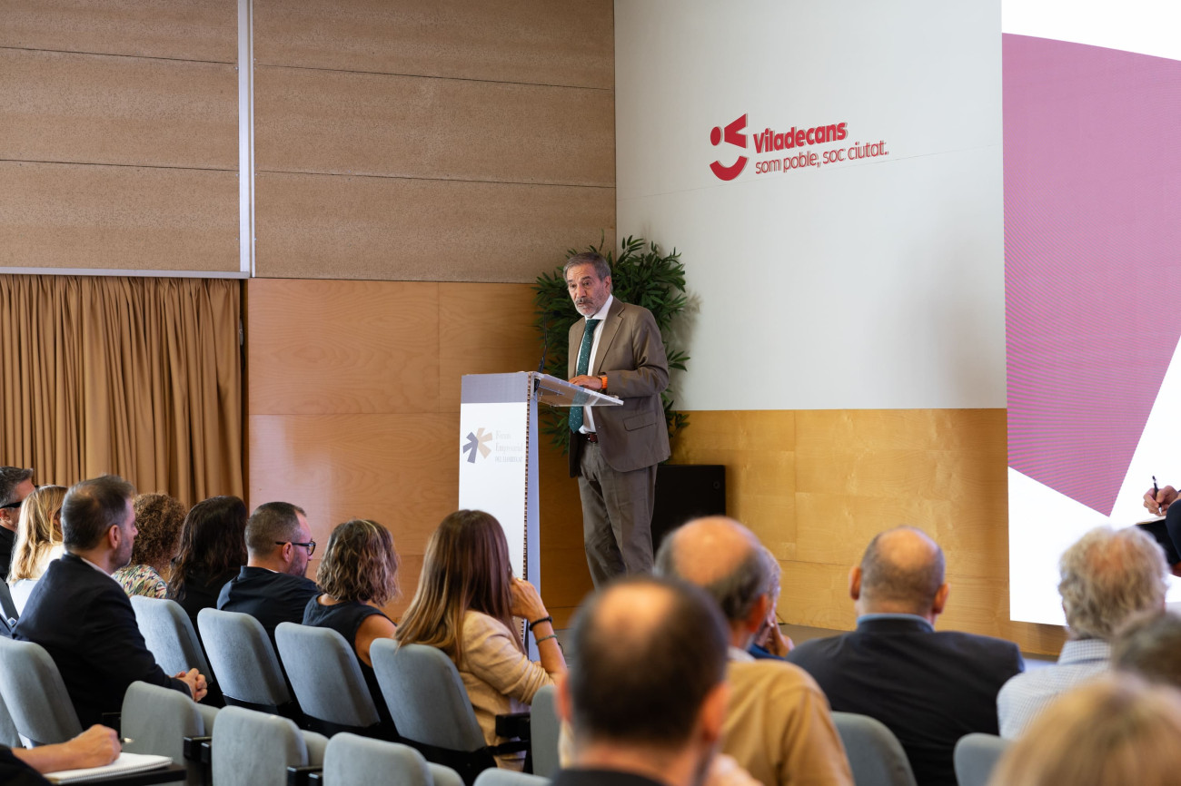 Santiago Ballesté durant una intervenció a Viladecans L’empresari creu que “la tendència general és clara: l’índex d’envelliment augmenta”