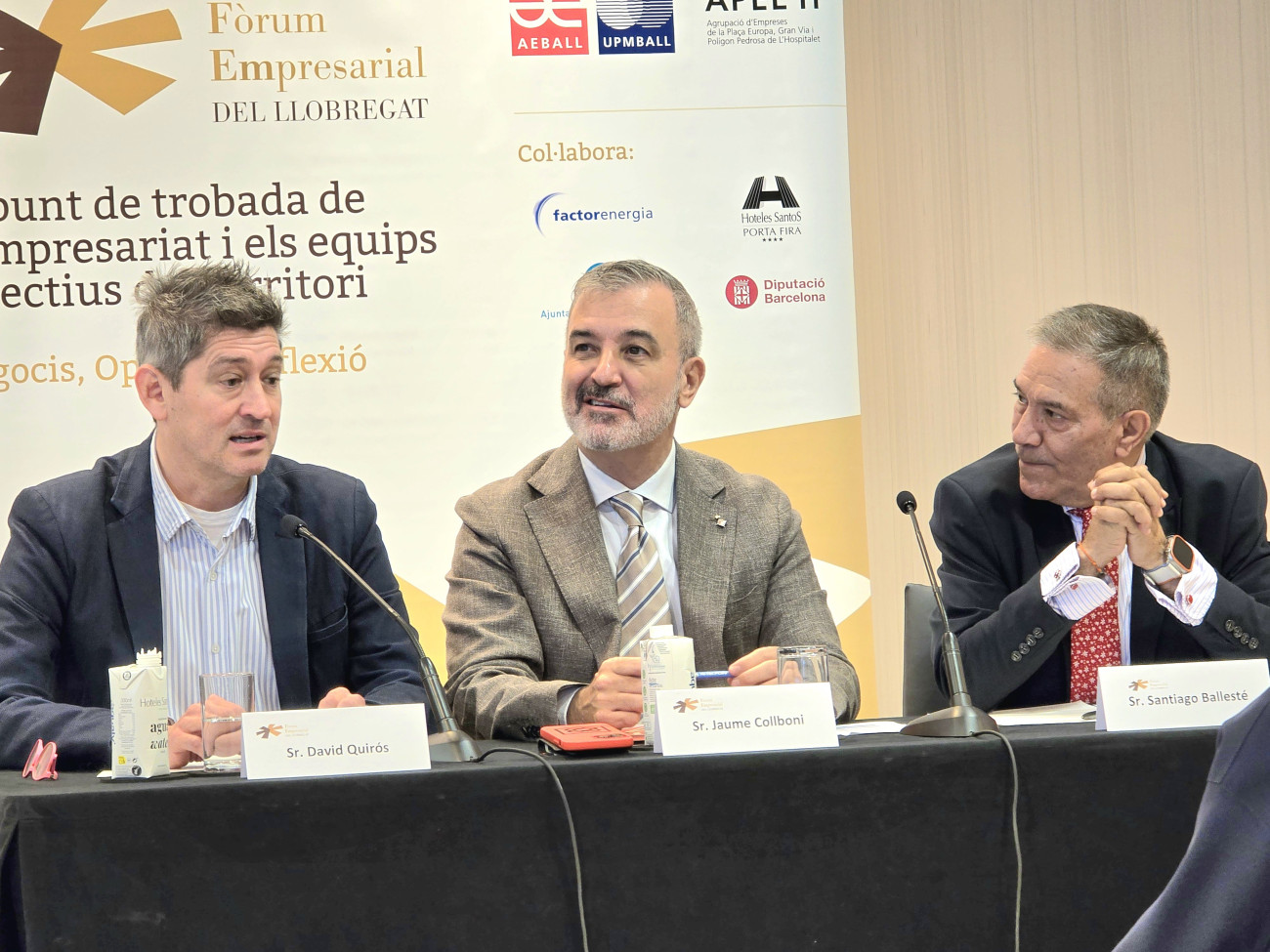 Ballesté presideix les activitats del Fòrum Empresarial del Baix Llobregat, on participen autoritats del territori. En aquesta imatge, amb els alcaldes de Barcelona, Jaume Collboni, i l’alcalde de l’Hospitalet, David Quirós