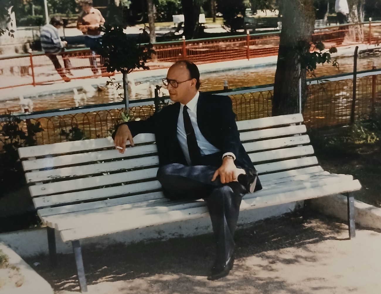 Durant bona part de la seva vida laboral va treballar com a elegant agent comercial, una professió que ell prefereix definir amb el terme “viatger”