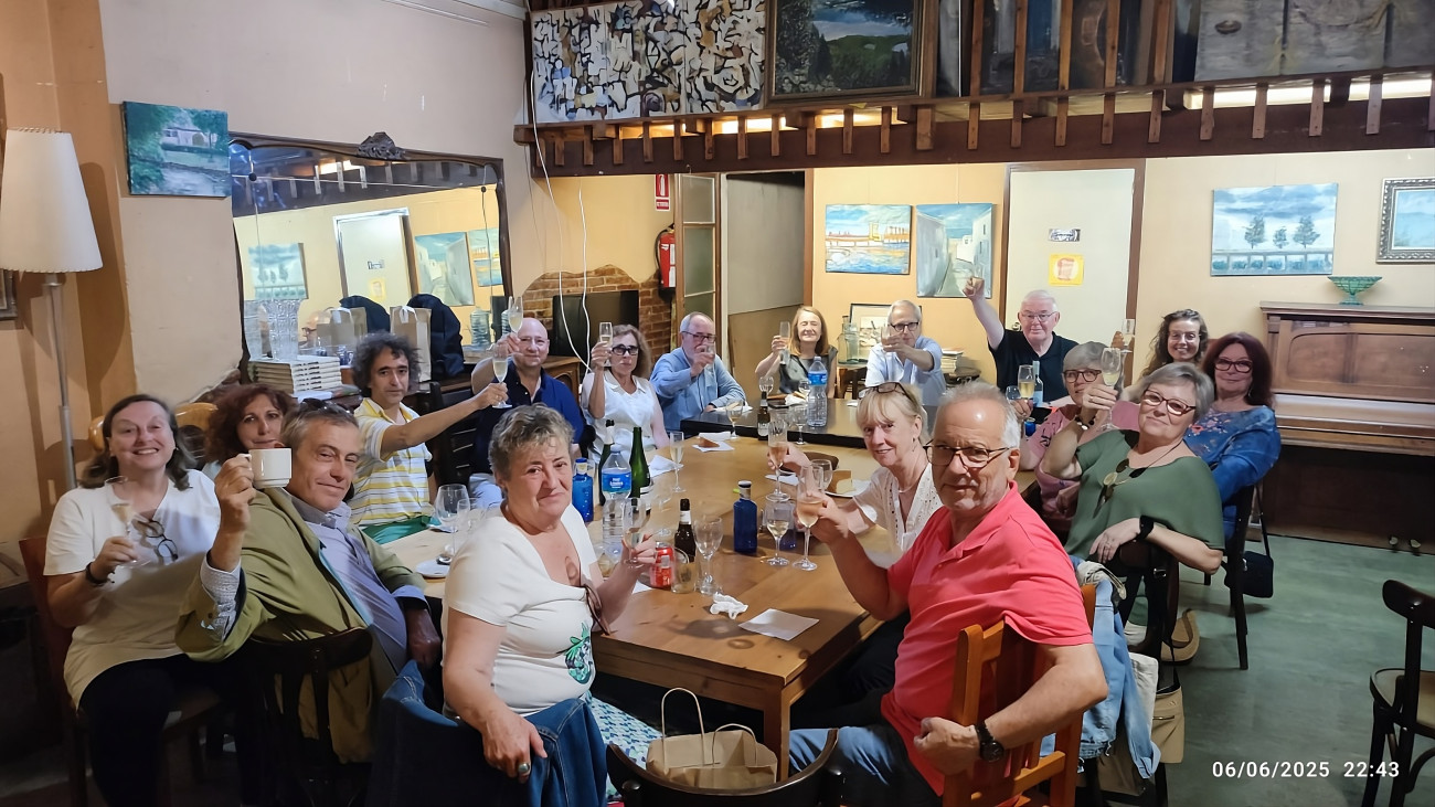 Foto del 10è aniversari dels Cafés Filosòfics al Cau de les Arts d´Esplugues el 6-06-25. Amb Martí Sales i el seu llibre Aliment, una xerrada sobre pensar i menjar