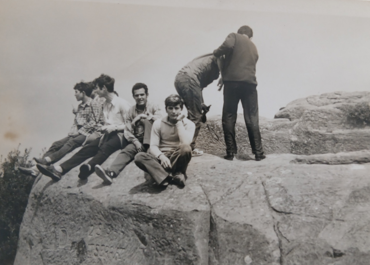 Jesús Rodríguez va començar a treballar amb 16 anys. A la fotografia apareix de jove amb un grup de amics