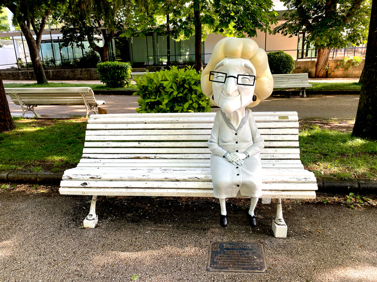 Des de maig de 2023 el parc la Dehesa de Sòria té un banc ocupat per Dominga, una senyora gran que amb un somriure convida a asseure´s al seu costat a  reflexionar