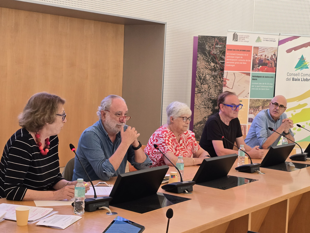 Joan Salas, president de l’Associació Sumeris; Josep Nadal, president de la Botiga Solidària; Lluïsa Llanta, usuària dels habitatges amb serveis comunitaris el Mil·lenari; Enric Molina, delegat del Consell de la Gent Gran, moderats per Enriqueta Vidal