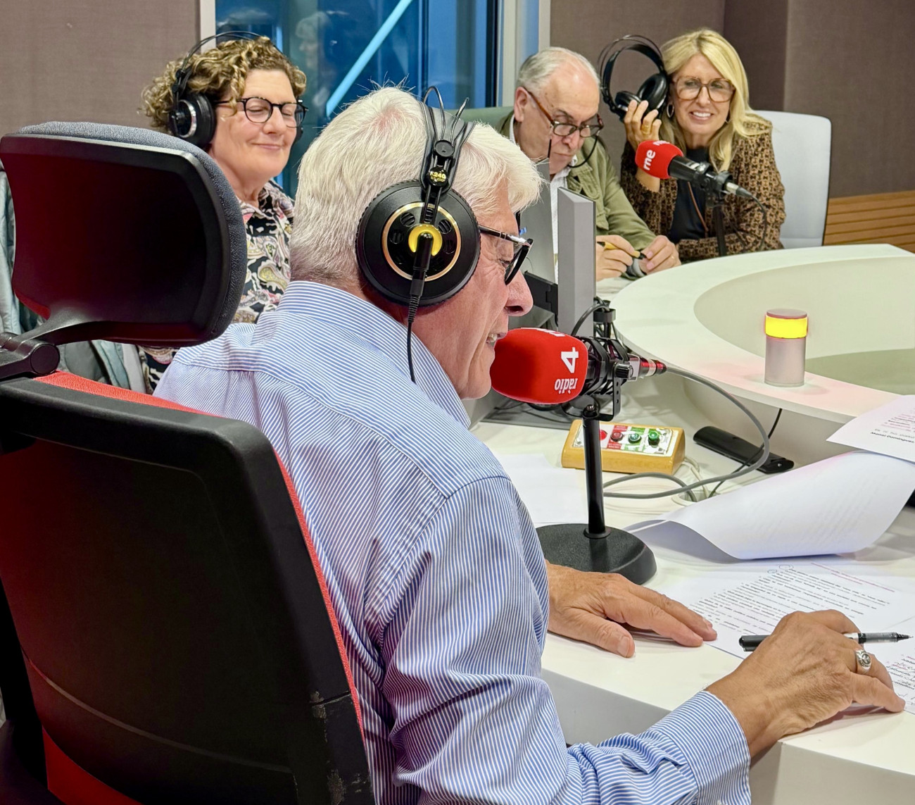 L’espai radiofònic que lidera Domínguez és setmanal i el periodista també col·labora a TVE com a tertulià