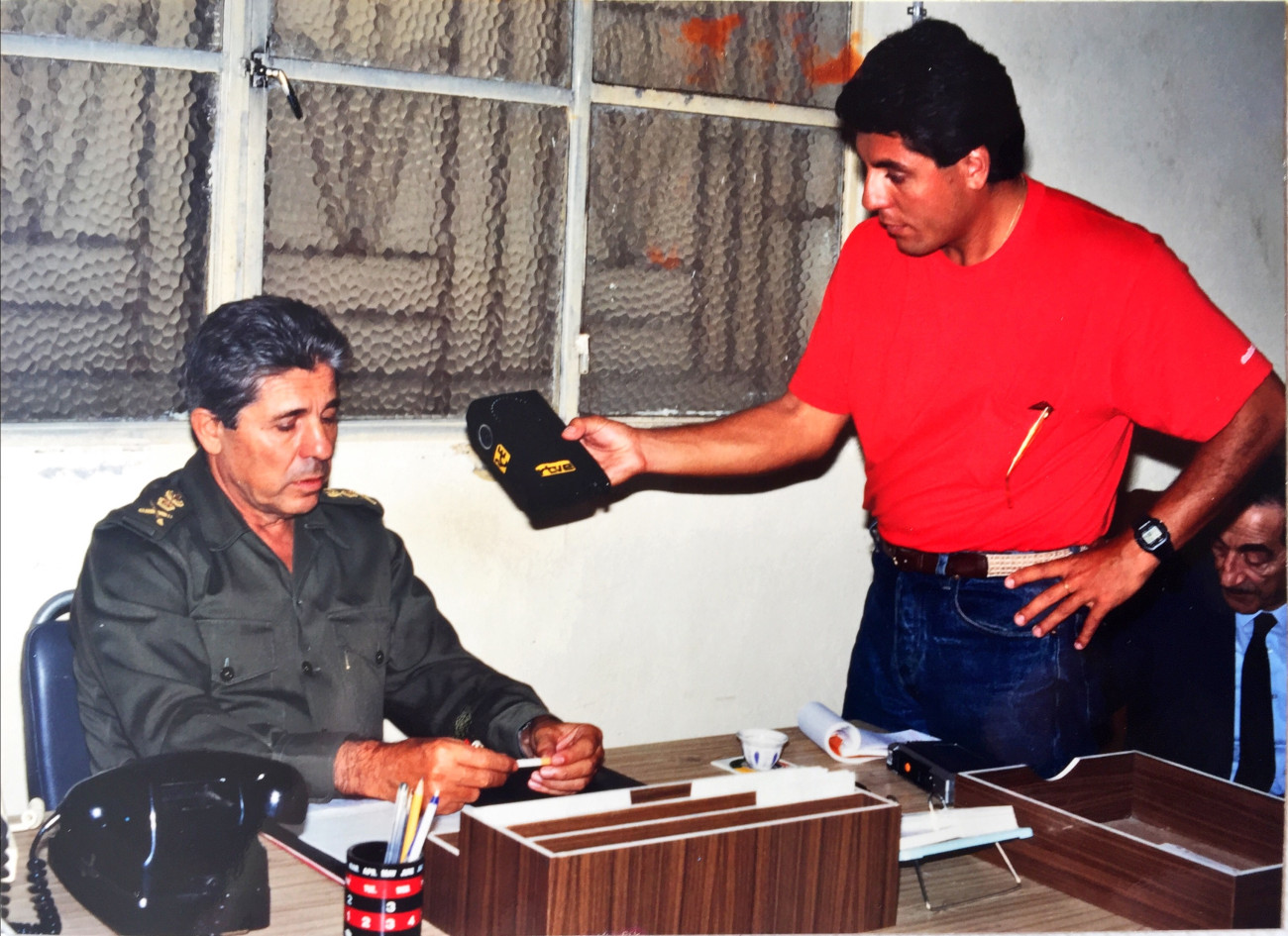 Manel Domínguez en els seus començaments com a periodista, realitzant una entrevista