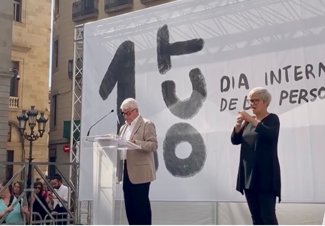 L’autor del llibre "Sénior: La vida que no cesa" va ser també l’autor d’un discurs a la plaça Sant Jaume de Barcelona el Día Mundial de la Gent Gran