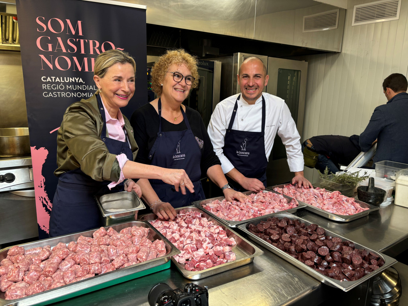 La secretària d’Alimentació, Rosa Cubel, cuinant amb les Gastrosàvies i el xef Joel Castañé al restaurant La Boscana