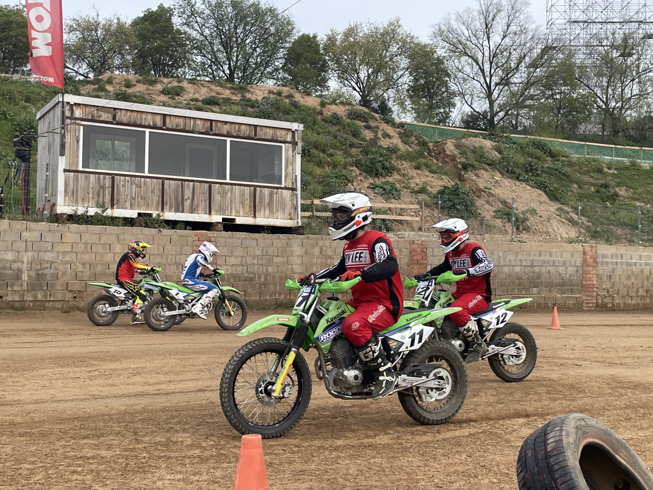 Exercici pràctic per aprendre a frenar amb precisió i control, una habilitat clau al flat track