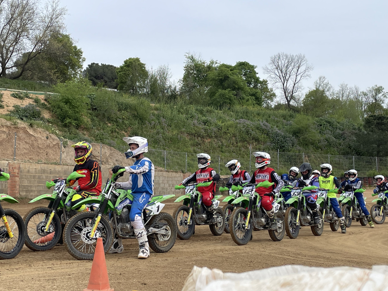 4 Els instructors ofereixen indicacions personalitzades després de la pràctica de frenada per millorar la tècnica dels participants