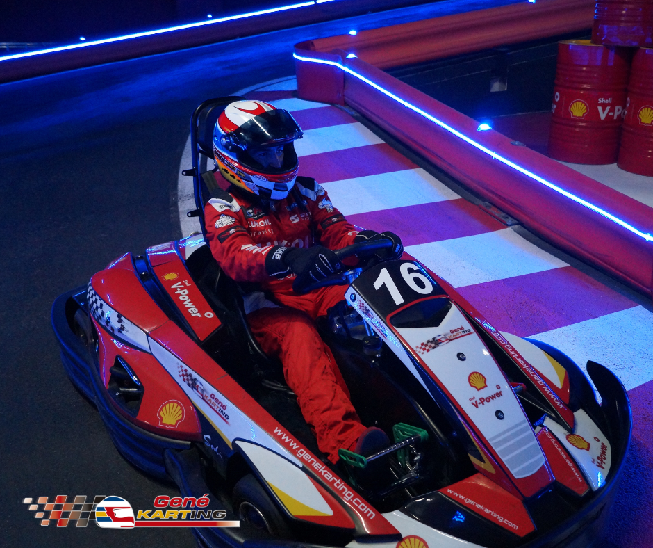 Un participant fent l’activitat amb tota l’equipació completa: casc, protector i guants