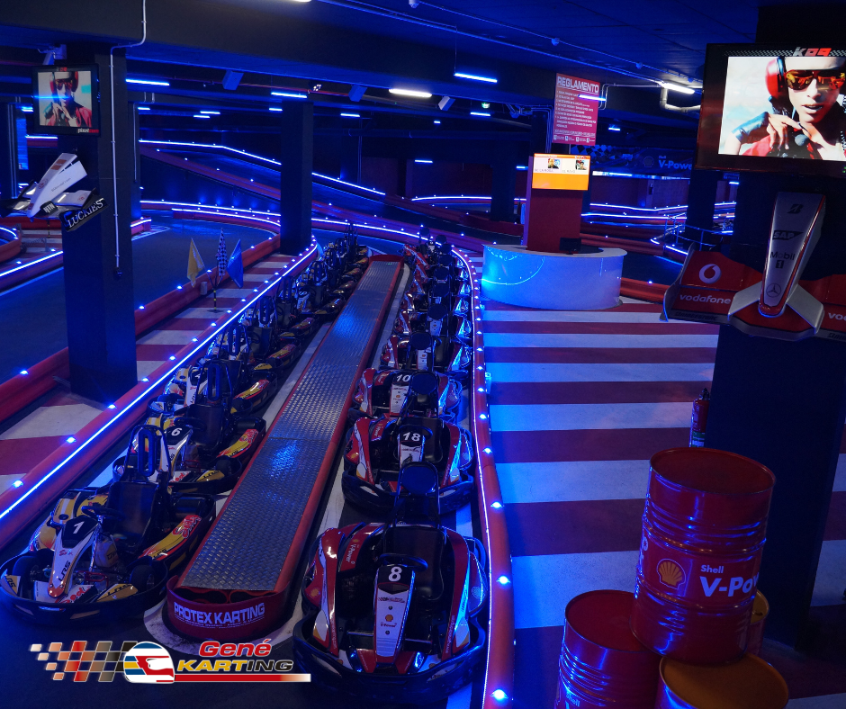 Els karts esperen als boxes, a punt per sortir a pista en una de les tandes programades