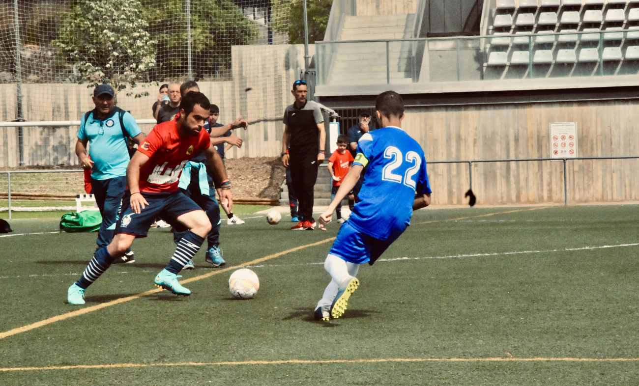 Jugadors de l’equip Genuí A durant un partit al camp municipal