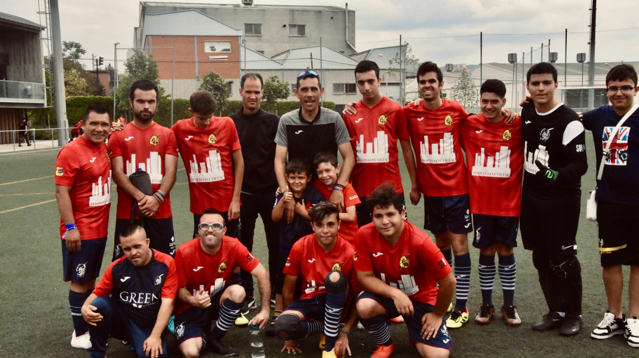 Foto de grup d’un dels equips genuïns i el cos tècnic