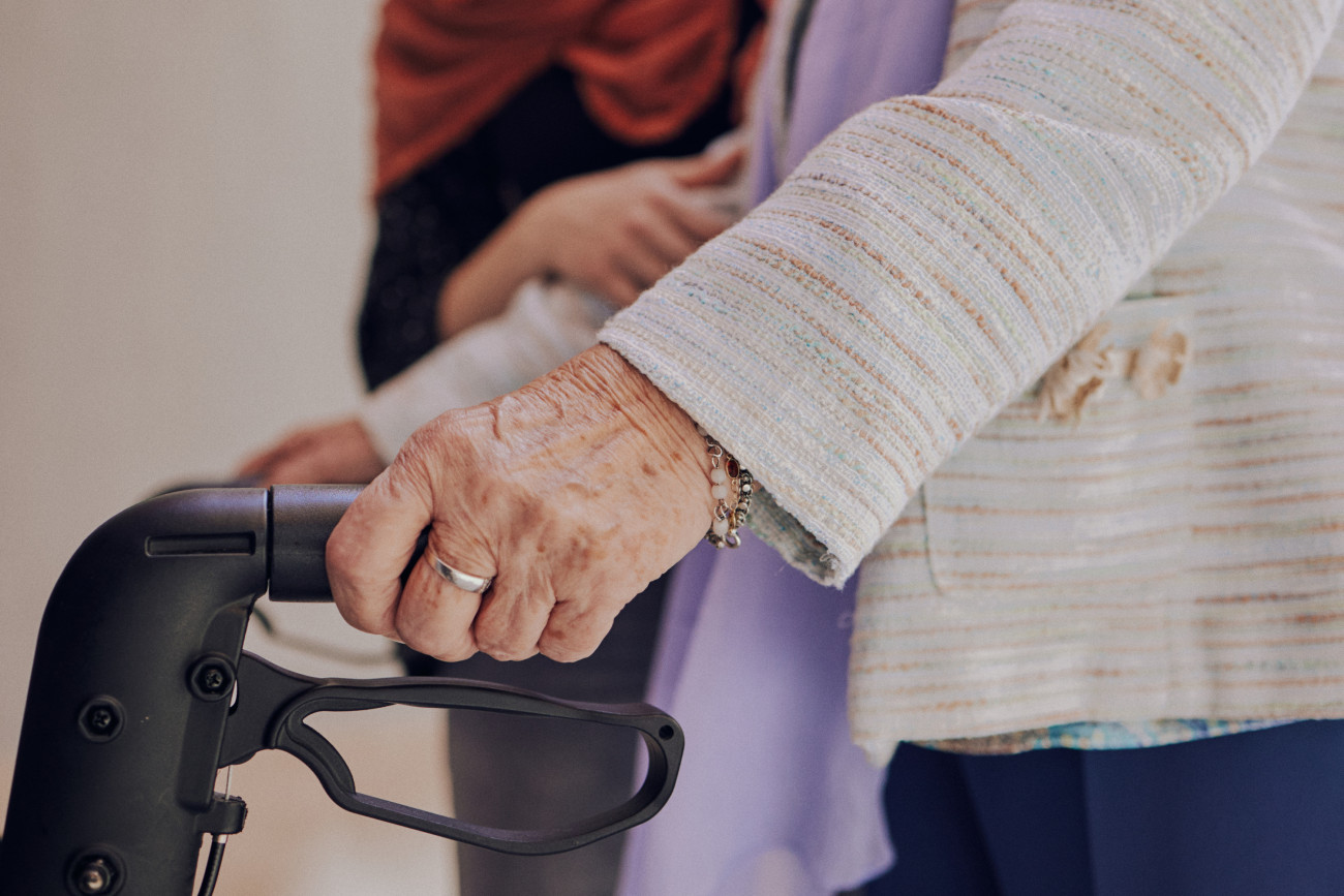 La dilació de l´Administració en tramitar els expedients de dependència, en un moment de màxima vulnerabilitat, contradiu l´esperit de la Llei de la dependència i perd tota la seva virtualitat