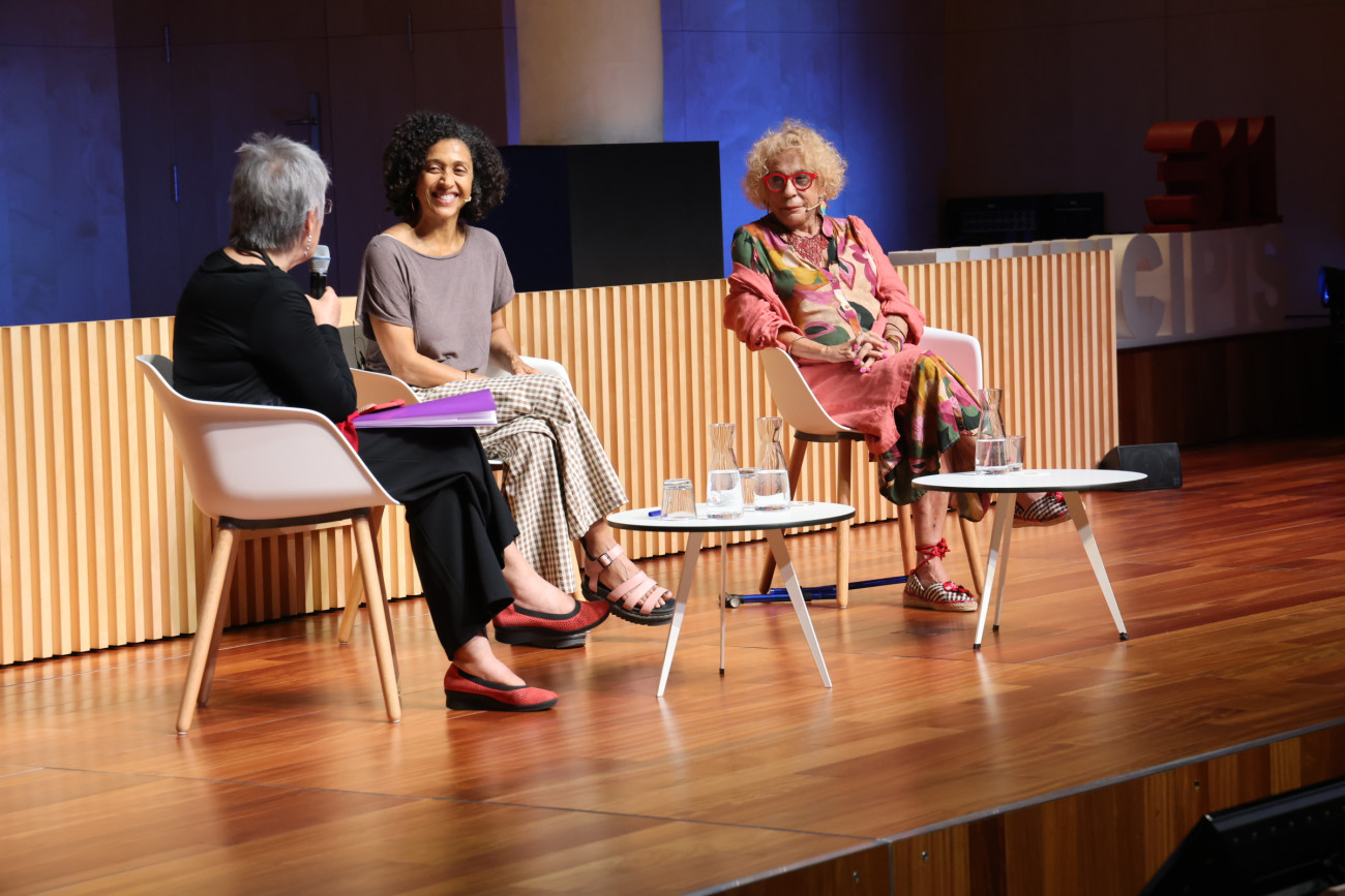 Les actrius Vicenta Ndongo i Mercè Comes durant un dels debats