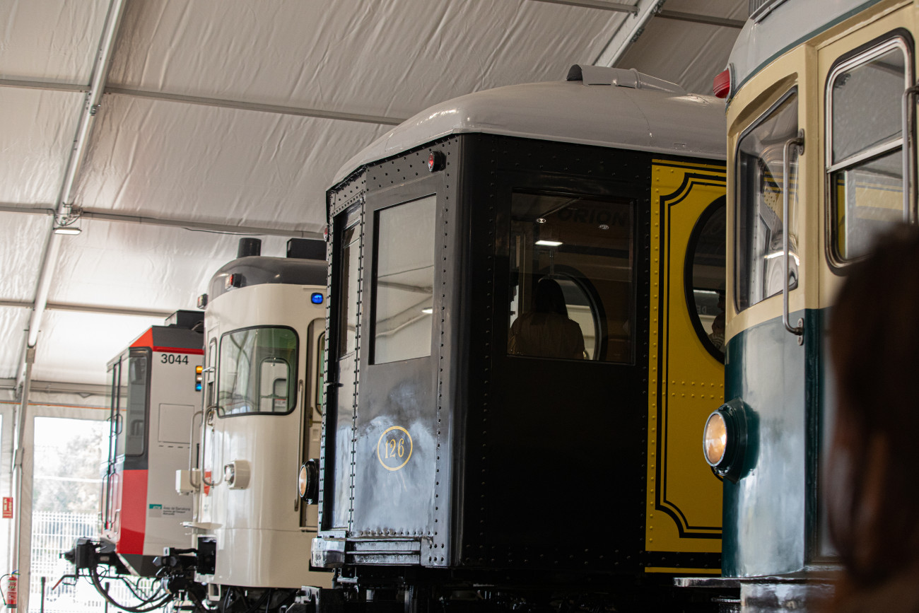 La mostra del patrimoni històric de TMB ha permès veure els trens després d’un intens procés de restauració