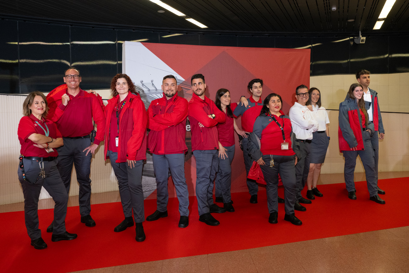 Un total de 4.000 professionals fan possible que el metro funcioni cada dia. Amb el Centenari han estrenat uniformes
