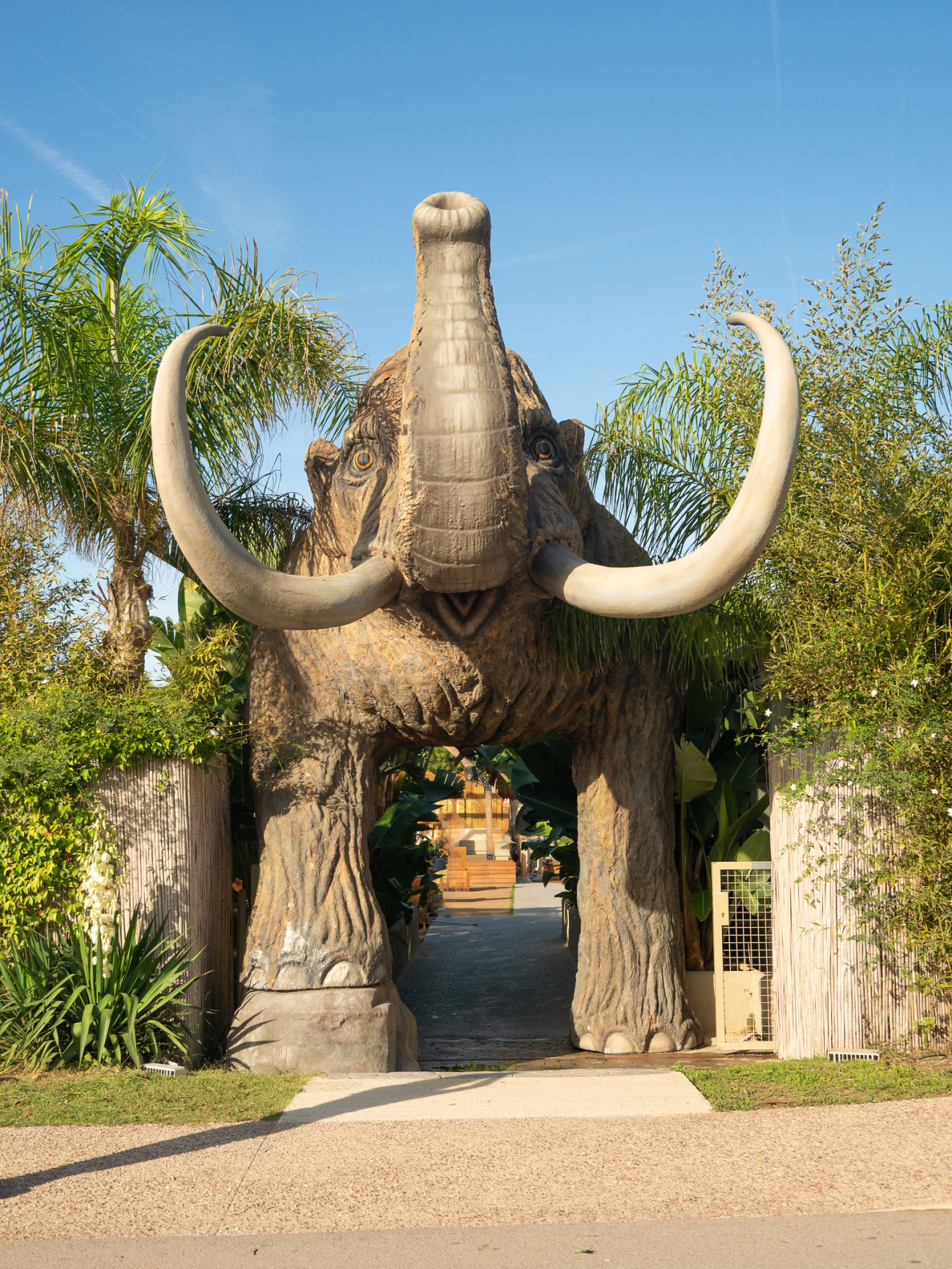 Les potes d´un mamut serveixen de porta d´entrada a un jardí hivernal i a un restaurant que s´ha convertit en tot un referent
