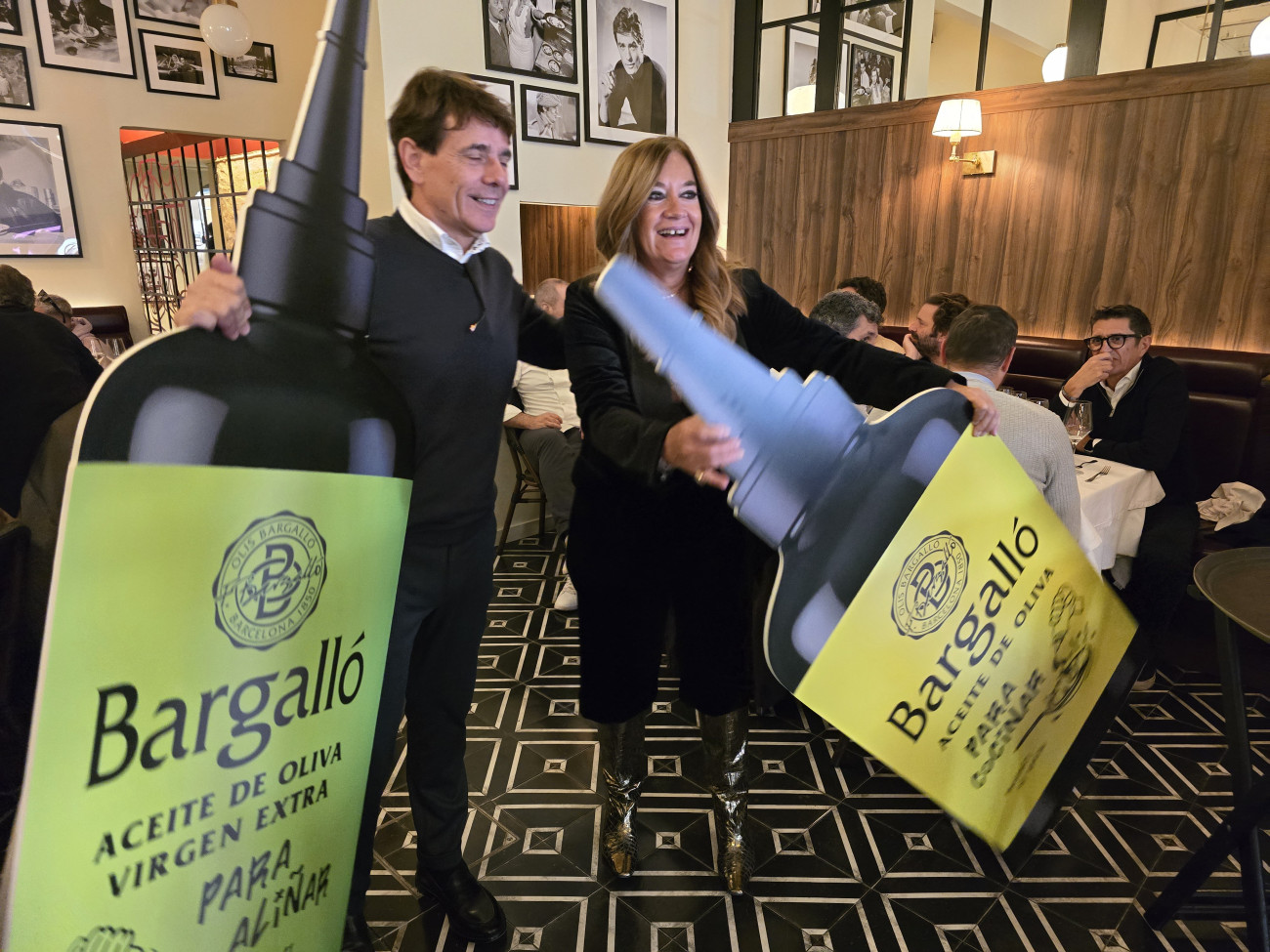 Francesc Bargalló amb una influnecer i els nous envasos.