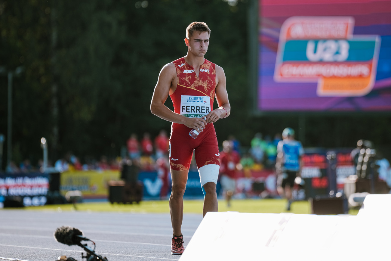 Pol Ferrer va néixer l’any 2003 a Barcelona i ha viscut des de ben petit a Sant Boi de Llobregat