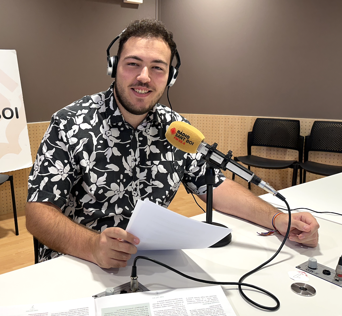 Amb 15 anys es va iniciar per primera vegada al món de la comunicació, desenvolupant-se com a periodista a la ràdio del seu municipi i paral·lelament col·laborant amb el diari digital ‘Enganxats’