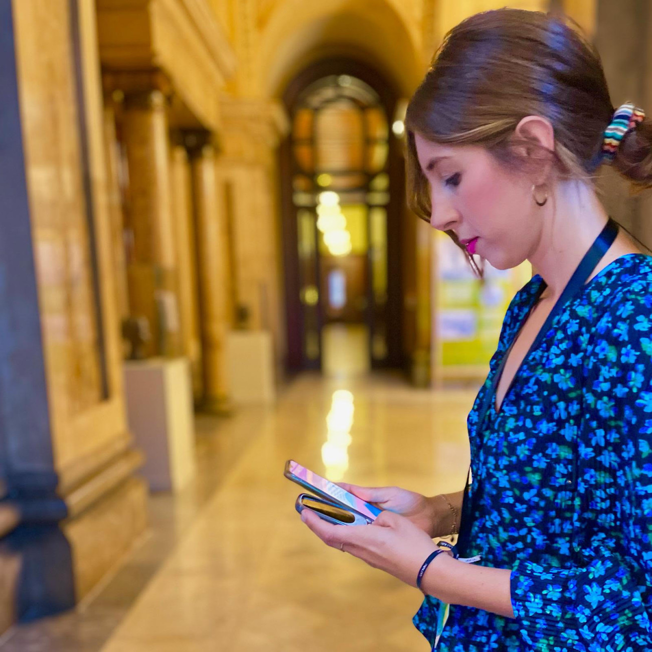 Dayana García mirant el mòbil