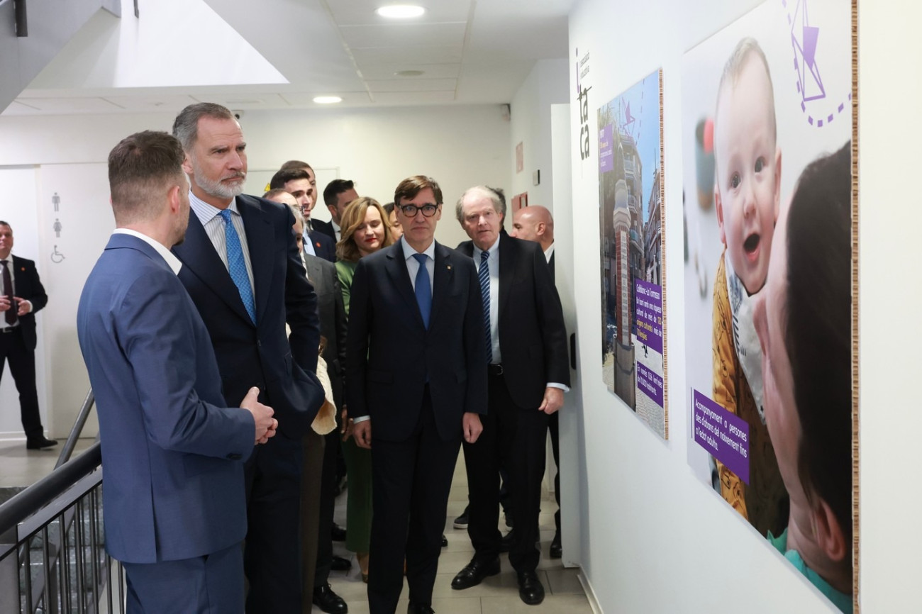 El Rey Felipe VI y el Presidente de la Generalitat Salvador Illa visitando el Tour Talento 2025 en Hospitalet