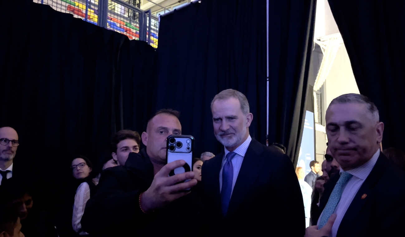 El Rey Felipe VI saludando y fotografiándose con los asistentes