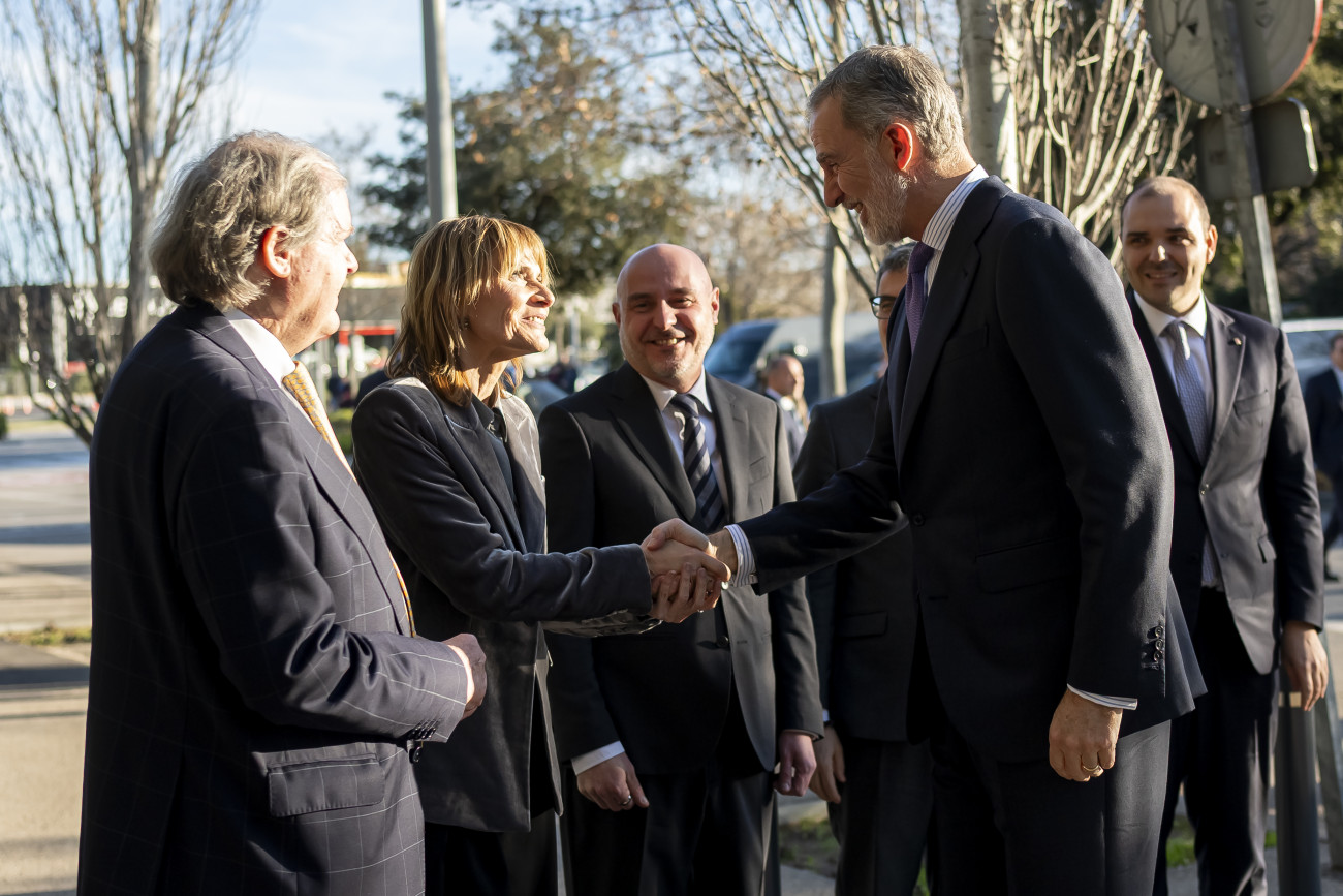 Saludo entre el Rey Felipe VI y Lluïsa Moret a su llegada al acto central del Tour del Talento 2026 en Sant Boi de Llobregat