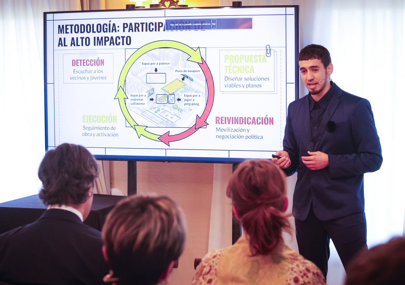 Hatim Azahri Akhnous presentando su proyecto en el jurado