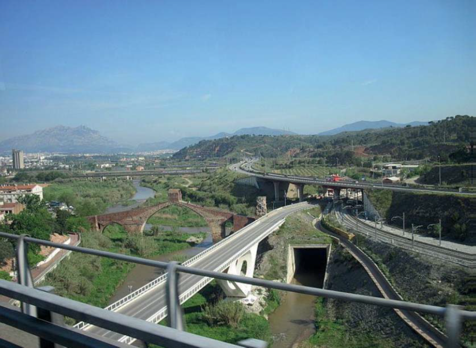 Imatge llunyana del Pont del Diable