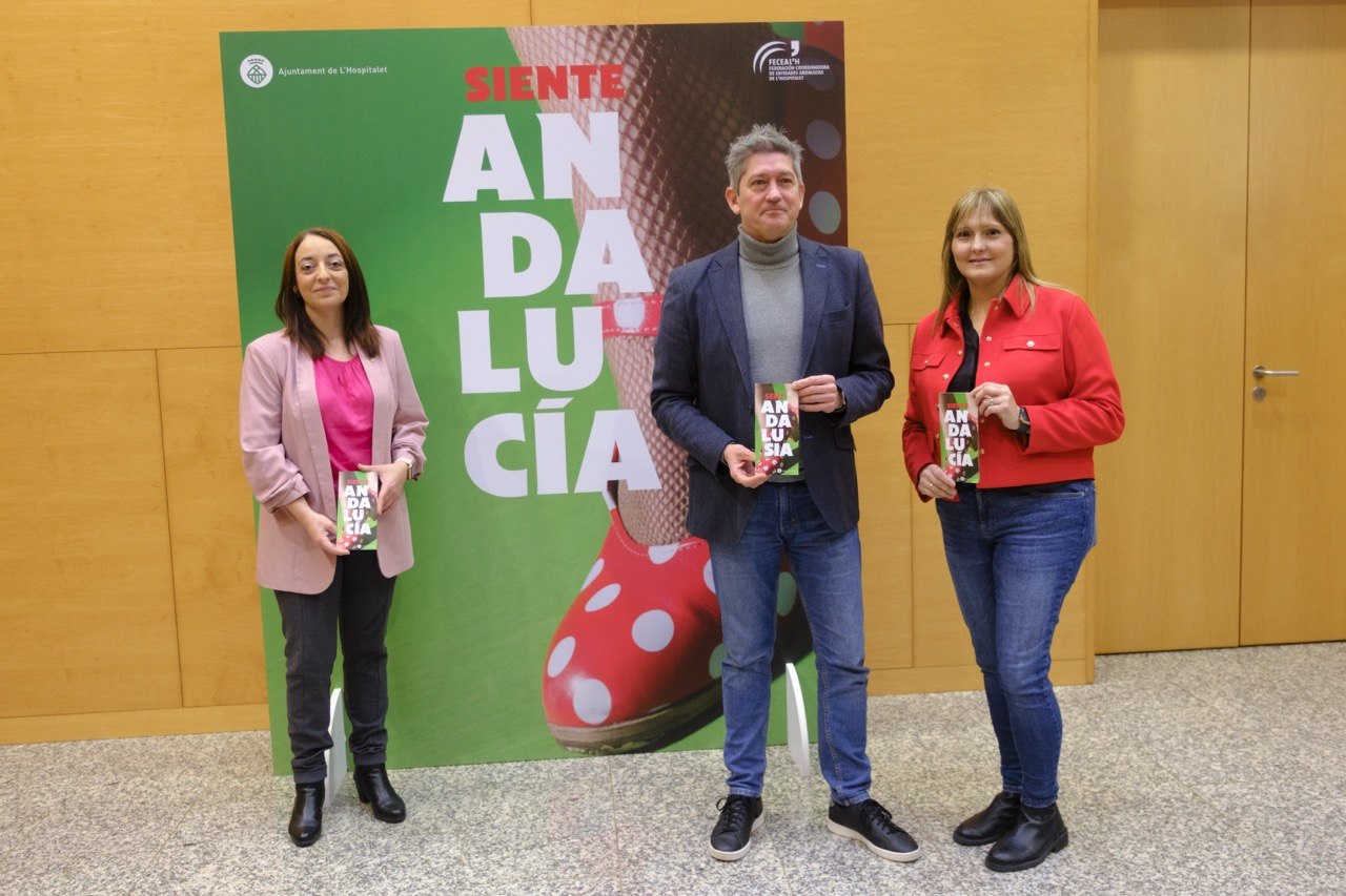 El alcalde de L’Hospitalet, David Quirós, con Laura Atoche, presidenta de la Federación Coordinadora de Entidades Andaluzas de L’Hospitalet (FECEAL’H).