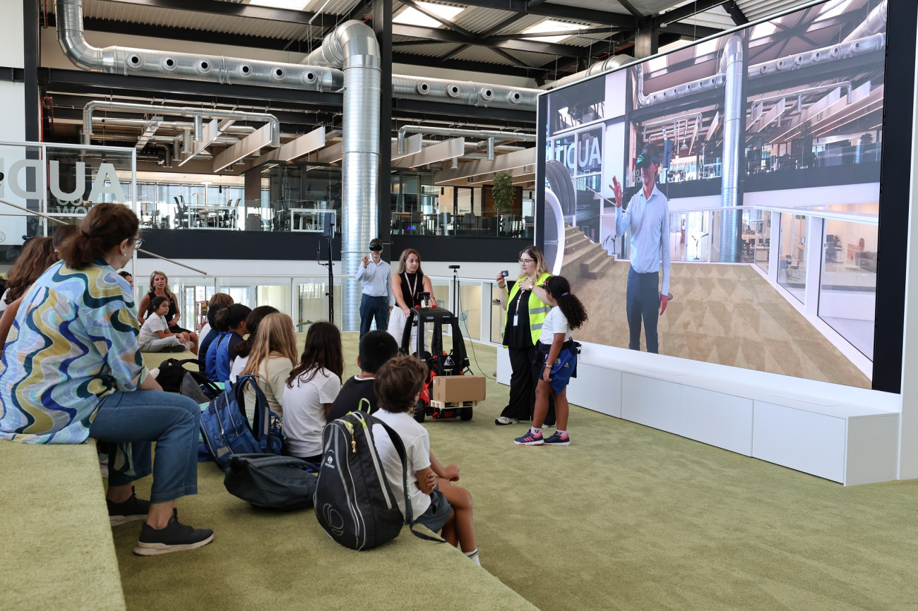 Estudiantes jóvenes de entre 10 y 16 años visitan empresas del polígono de la Zona Franca para despertar vocaciones STEM.