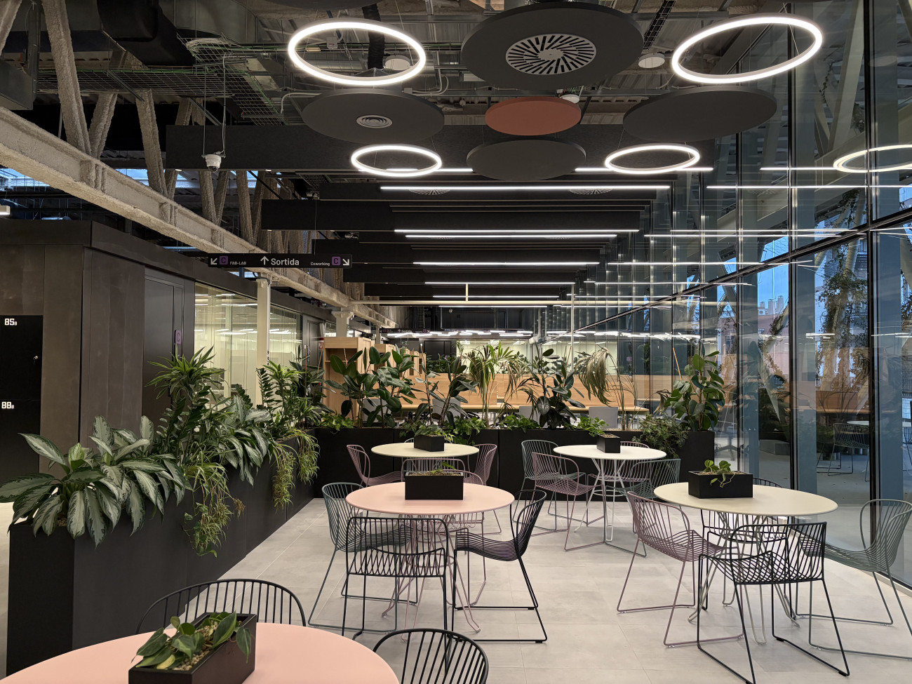 El equipamiento también cuenta con un espacio para comidas separado por jardineras