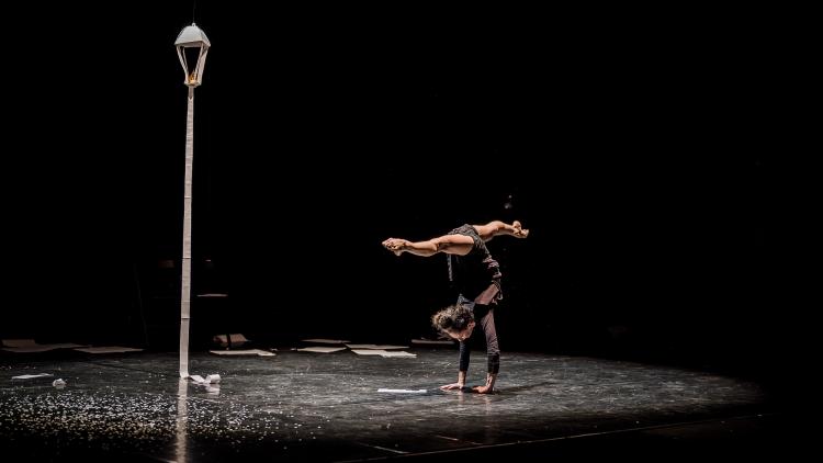 El espectáculo de danza y teatro Anònims, de la Cia. Rauxa, tendrá lugar en Viladecans. Fuente: Dansa Metropolitana